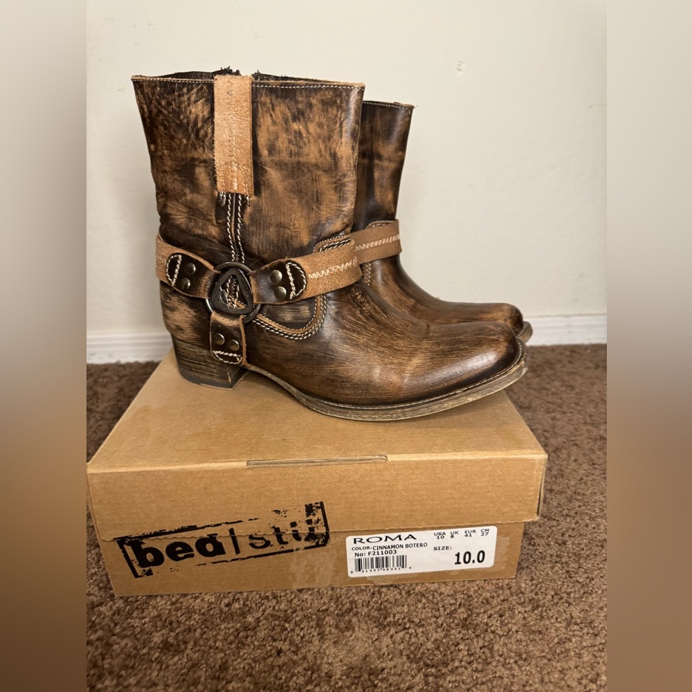Bed|Stu Roma boot size 10. Like new boot, comes with box.